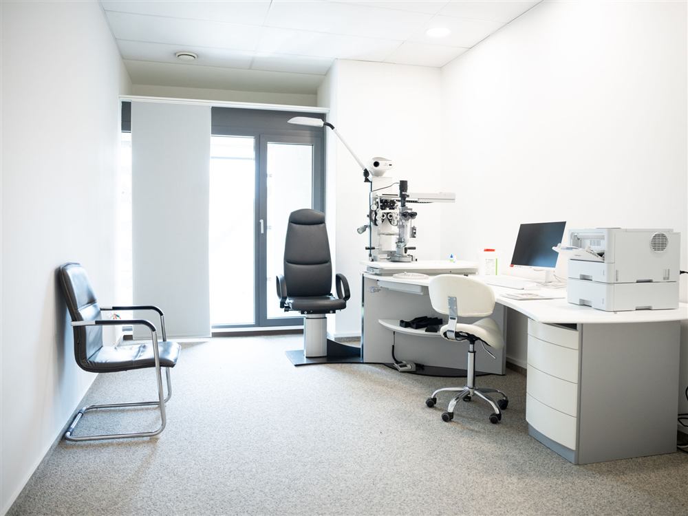 Behandlungsraum mit moderner Diagnostiktechnik